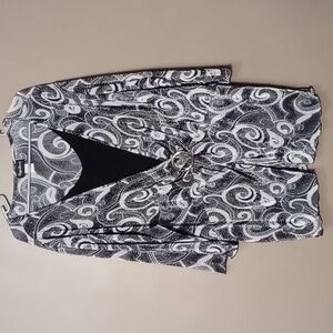 Maggie Barnes Black/White Patterned Blouse w Front Knot Embellishment 4X